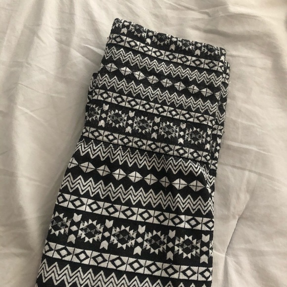 Two pairs of pattern leggings - Picture 6 of 7